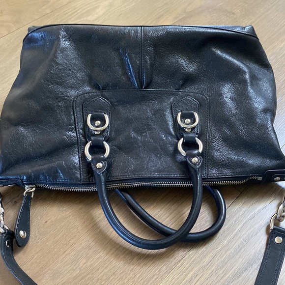 Black leather coach bag with removable top shoulder strap. - Picture 5 of 9